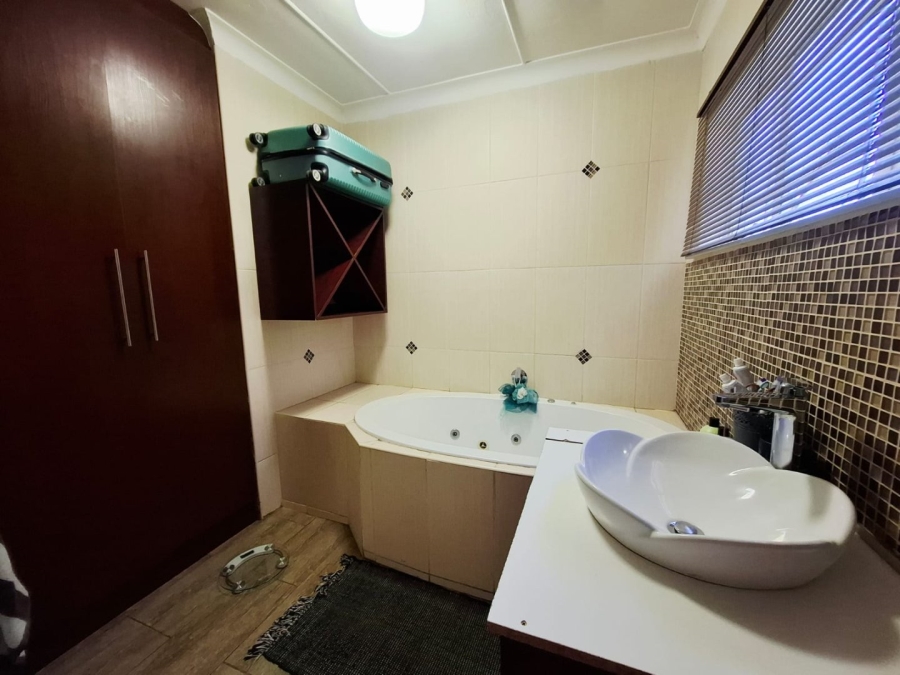 5 Bedroom Property for Sale in Wilgehof Free State